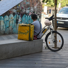 08/08/2024 Un repartidor trabajando al sol. Foto de archivo.
