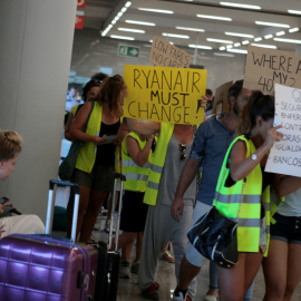 Varios trabajadores de Ryanair se manifiestan reclamando mejores condiciones laborales | Foto: Reuters