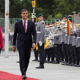 El presidente del Gobierno, Pedro Sánchez, y la canciller alemana, Angela Merkel. / EFE