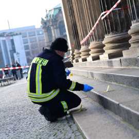 Un investigador de la Policía alemana inspecciona los exteriores del Museo de la Bóveda Verde (Dresde), lugar donde se cometió el robo./ Filip Singer (EFE)