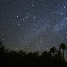 Las perseidas o lágrimas de San Lorenzo  cruecan el firmamento, vistas desde el Barranco de Ajuy en Pájara (Fuerteventura). EFE/Carlos de Saá