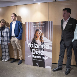 Eduardo Madina, Yolanda Díaz, Alexis Romero, Manuel Sánchez e Inma Carretero, en la presentación del libro 'Yolanda Díaz. La dama roja' (Penguin Random House)