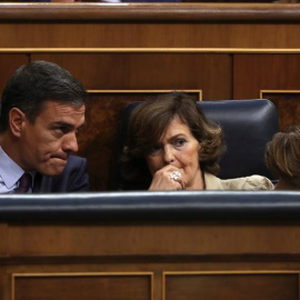 La vicepresidenta en funciones del Gobierno, Carmen Calvo, junto al jefe del Ejecutivo, Pedro Sánchez, y la ministra de Justicia en funciones, Dolores Delgado, en el Congreso de los Diputados. - EFE