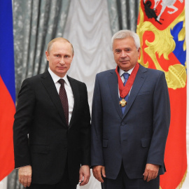 El presidente de Rusia, Vladimir Putin, posa con el presidente del gigante petrolero ruso Lukoil, Vagit Alikperov, durante una ceremonia en el Kremlin en Moscú, el 31 de julio de 2014.