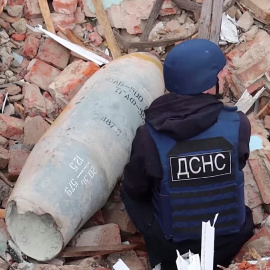 21/04/2022 Expertos del Servicio Estatal de Emergencias recogen bombas rusas de Chernihiv (Ucrania)