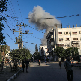 El humo se eleva durante una operación militar israelí en Deir Al Balah, en el centro de la Franja de Gaza, el 25 de agosto de 2024.