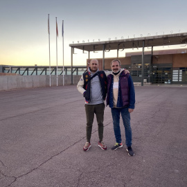 Albert Tió y Víctor Segués, a las puertas de la prisión de Lledoners