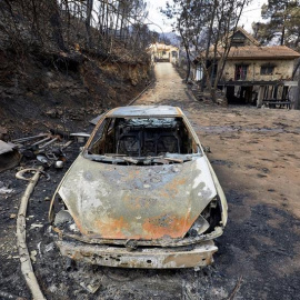 Vista de los daños causados en la urbanización Las Cumbres, que se vio rodeada por el incendio forestal de Llutxent. EFE/Natxo Francés