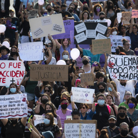 Colectivos feministas marchan durante una protesta en la Ciudad de Monterrey en el estado de Nuevo León (México).