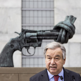 El secretario general de las Naciones Unidas, Antonio Guterres, hace una declaración pidiendo un alto el fuego en los combates entre Rusia y Ucrania frente a la escultura de bronce titulada 'The Knotted Gun' del artista sueco Carl Fredrik Reutersward fue