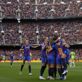 Las jugadoras del Barcelona celebran el gol de Jennifer Hermoso, tercero del equipo, durante el partido de ida de las semifinales de la Liga de Campeones femenina que Barcelona y Wolfsburgo disputan este viernes en el Camp Nou.