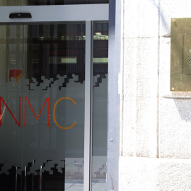 Puerta principal de la Comisión Nacional de los Mercados y la Competencia (CNMC) en Madrid. E.P./Marta Fernández
