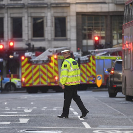 29/11/2019.- Una agente de Policía en el lugar del tiroteo que se ha producido cerca del Puente de Londres. EFE/acundo Arrizabalaga