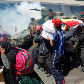 21/11/2019 - Militares irrumpen en una marcha fúnebre en Bolivia. / REUTERS - MARCO BELLO