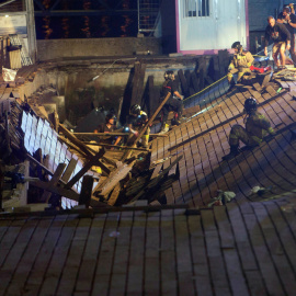 Una plataforma de madera se ha hundido provocando la caída de decenas de asistentes al mar mientras asistían al festival O Marisquiño, noche en Vigo. EFE/Salvador Sas