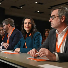 30/11/2019.- La portavoz de Ciudadanos en el Congreso, Inés Arrimadas, junto al secretario general, José Manuel Villegas (d), durante la reunión extraordinaria del Consejo General de Ciudadanos en la que se votará la composición de la gestora que pil