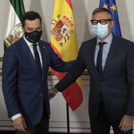 El presidente de la Junta, Juanma Moreno (i), durante su reunión con el portavoz del grupo parlamentario Vox, Manuel Gavira (d) / Fotografía de archivo