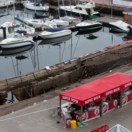 Nueve personas están ingresadas, dos de los cuales son menores, tras el derrumbe de una pasarela en Vigo. / EFE