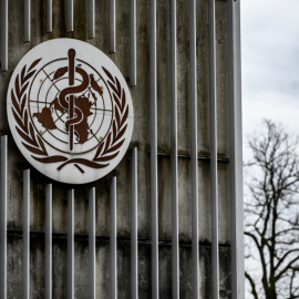 un cartel de la Organización Mundial de la Salud (OMS) junto a su sede, en Ginebra.
