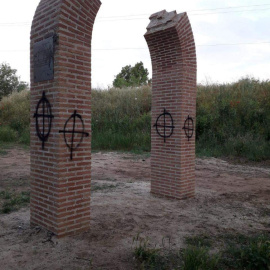 Imagen del monumento a las víctimas del franquismo en Alcalá de Henares, objeto de un ataque con pintadas fascistas. EP