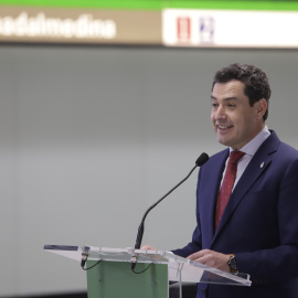 El presidente de la Junta, Juanma Moreno, de dirige al público asistente después de la inauguración de la estación Guadalmedina del metro a 22 de abril del 2022 en Málaga.