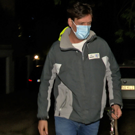 Luis Medina Abascal regresa a su domicilio después de haberse conocido que el juez ha admitido a tramite la querella que le acusa de estafa, falsedad documental y blanqueo de capitales, a 7 de abril de 2022, en Madrid