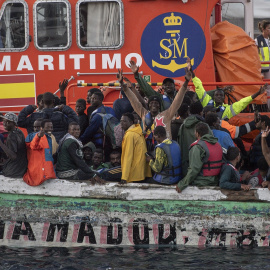 Una embarcación con migrantes a su llegada al puerto de La Restinga, a 31 de agosto de 2024, en El Hierro, Canarias.