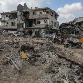 Los palestinos regresan a sus hogares destruidos después de que el ejército israelí se retiró de la parte oriental de Khan Yunis en el sur de Gaza.