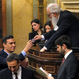 El presidente del Gobierno en funciones, Pedro Sánchez durante la votación a la Presidencia del Congreso junto al presidente de la Mesa de Edad, el diputado Agustín Zamarrón  durante la sesión constitutiva de la Cámara Baja. EFE/Ballesteros