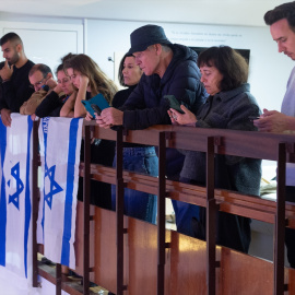 Varios asistentes en un acto por los rehenes israelíes.
