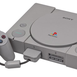 Imagen de una consola Play Station 1. WIKIMEDIA