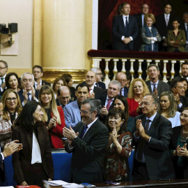 La recién elegida presidenta del Senado, la socialista Pilar Llop, entre el portavoz del PSOE, Ander Gil (i), y el anterior presidente de la Cámara Alta, Manuel Cruz, recibe el aplauso de los senadores tras su designación. EFE/ Paco Campos