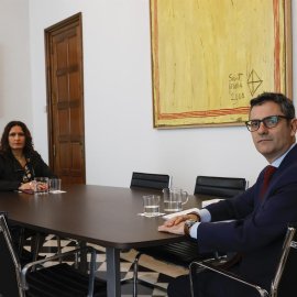 El ministro de la Presidencia, Félix Bolaños, y la consellera de la Presidencia, Laura Vilagrà, posan en el ámbito de su reunión este domingo en Barcelona, en un momento de turbulencias en las relaciones entre el Gobierno y la Generalitat a raíz de 