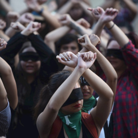 Mujeres participan durante la coreografía "Un violador en tu camino", en la Plaza de los Derechos Humanos de la Corte Suprema de Justicia y frente al Congreso, en Ciudad de Guatemala (Guatemala). - EFE