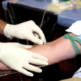 La Federación Española de Donantes de Sangre ha hecho hoy un llamamiento a la población para que acuda a donar a los Centros y Bancos de Sangre ante la generalizada bajada de las reservas, causada sobre todo por el descenso de las donaciones durante la