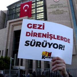 25/04/2022. Un activista sostiene un cártel donde se puede leer: "La resistencia de Gezi continua".