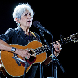 La cantante norteamericana Joan Baez durante su actuación esta noche en el festival de Cap Roig, en Palafrugell, en el marco de su gira de despedida, denominada 'Fare Thee Well' y de presentación de su último trabajo, 'Whistle Down The Wind', después 