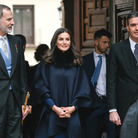 El rey Felipe, la reina Letizia y el presidente del Gobierno, Pedro Sánchez, en el Paraninfo de la Universidad de Alcalá de Henares, a 22 de abril de 2022.