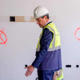 El presidente de la Junta de Andalucía, Juanma Moreno, durante la visita a las obras del Hospital Materno Infantil Macarena-Cartuja, en Sevilla. E.P./Eduardo Briones