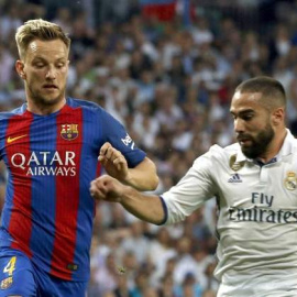 Imagen de Rakitic y Carvajal durante un partido entre Real Madrid y Barça. / EFE