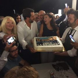 El ministro de Interior de Italia, Matteo Salvini, en una fiesta de la Liga Norte, en la noche de la tragedia de Génova./Twitter