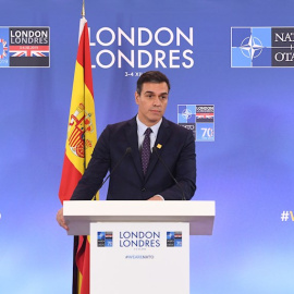 El presidente del Gobierno en funciones, Pedro Sanchez, en una rueda de prensa en Londres, durante la cumbre de la OTAN. EFE/EPA/FACUNDO ARRIZABALAGA