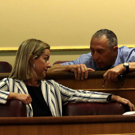 La portavoz de Coalición Canaria (CC) en el Congreso, Ana Oramas, conversa con el portavoz de Compromís, Joan Baldoví, durante la investidura (J.J. GUILLÉN | EFE).