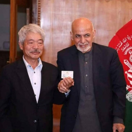 El doctor Tetsu Nakamura junto al presidente de Afganistán, Ashraf Ghani, en una imagen de archivo. (REUTERS)