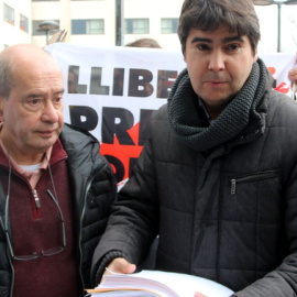 L'advocat de Ferran Jolis, Carles Perdiguero, amb la querella a la mà presentada aquest dijous als jutjats de Sabadell. CCMA