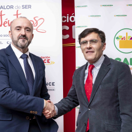 Elías Portalés, director de contratación de RRHH de Mercadona, y Alberto Durán, tras la firma del acuerdo de colaboración.