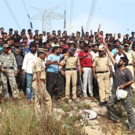 Una multitud de personas se concentran en el lugar de los hechos para felicitar a la Policía por matar a los acusados / EFE/EPA/STR