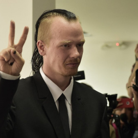 Ola Bini, ciudadano sueco acusado de un supuesto ciberataque y cercano al fundador de WikiLeaks, Julian Assange, gesticula ante la audiencia de apelación a su orden de prisión preventiva, en la Corte Provincial de Pichincha en Quito, el 2 de mayo de 201