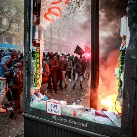 Manifestantes se enfrentan a la policía antidisturbios francesa durante una protesta contra la reforma de las pensiones, este jueves en París (Francia). Las pensiones se someten desde ayer a la prueba de la calle con una huelga que, en los transportes y