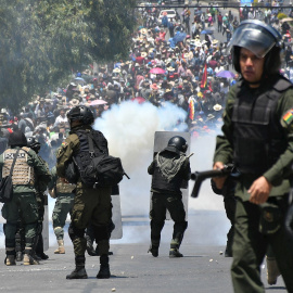 Policías reprimen manifestación en Cochabamba (Bolivia) / EFE